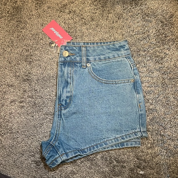 Jean shorts with heart pockets and white bows - Picture 2 of 4